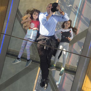 Jay, Eva and Emmy relaxing on Tower Bridge in London